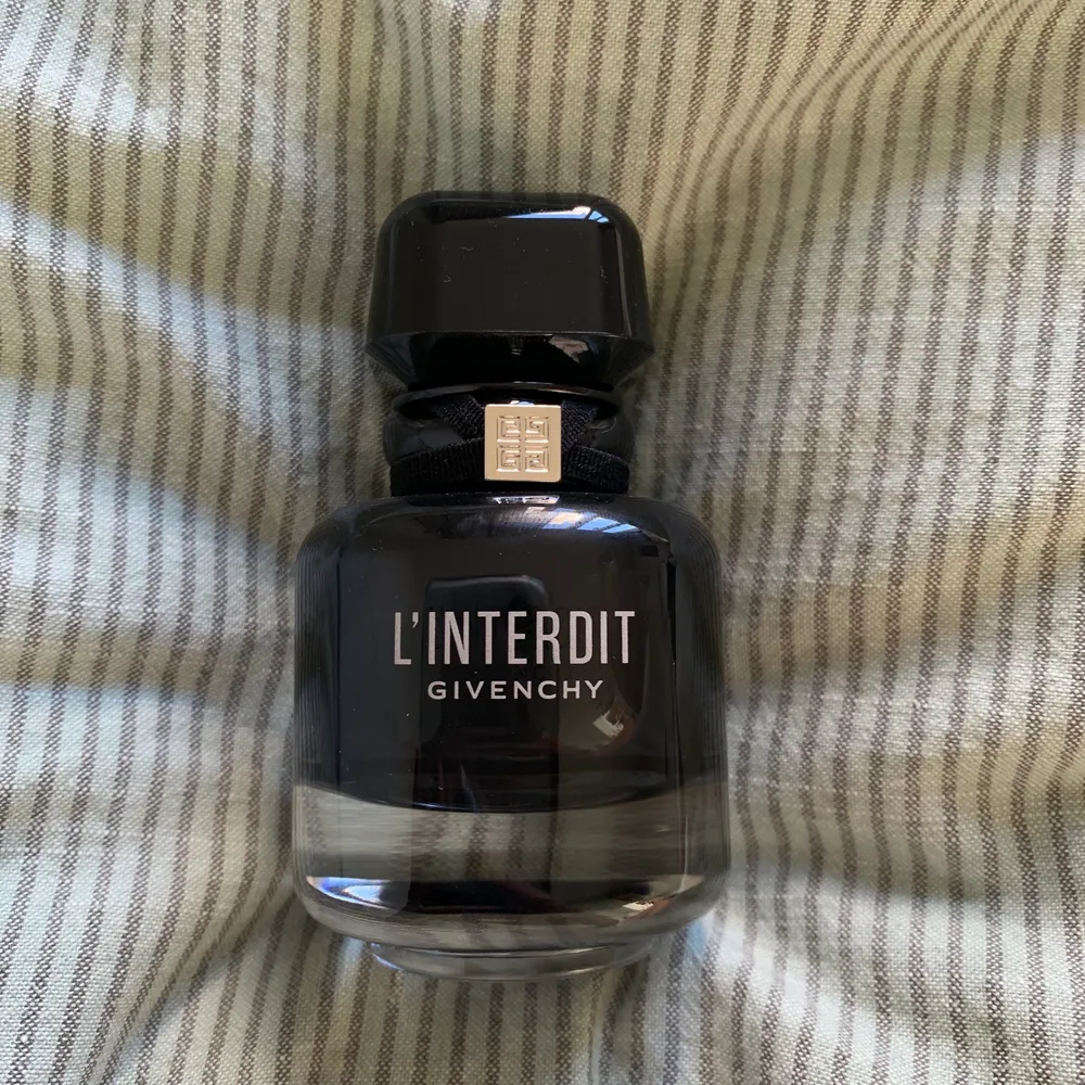 Helt ny givenchy parfym i doften l’interdit intense, använd en gång. Luktar supergott i en varm doft av kryddig vanilj och blommor! Perfekt till hösten. Nypris 785kr. Möts gärna upp i Stockholm. . Övrigt.