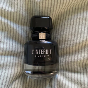 Givenchy l’interdit parfym - Helt ny givenchy parfym i doften l’interdit intense, använd en gång. Luktar supergott i en varm doft av kryddig vanilj och blommor! Perfekt till hösten. Nypris 785kr. Möts gärna upp i Stockholm. 