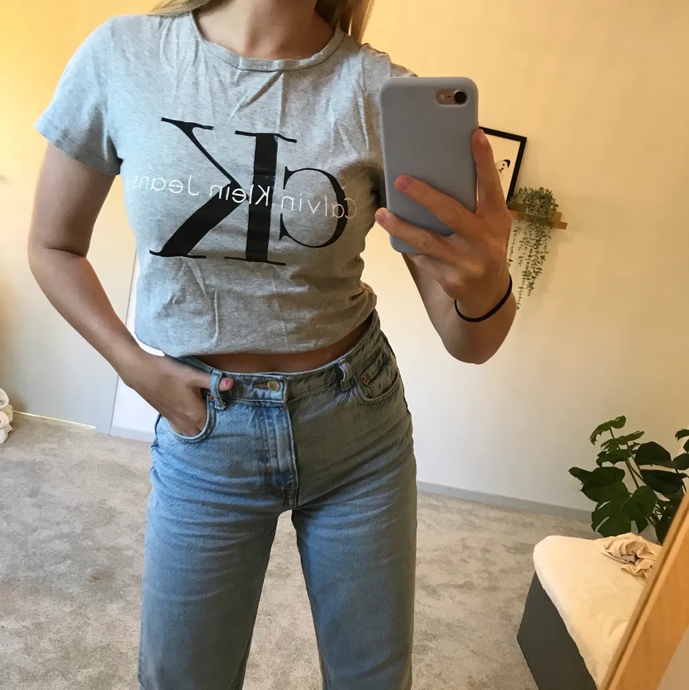 En T-shirt från Calvin Klein köpt i Tyskland, näst intill aldrig använd och numera kommer den inte till användning för den är lite för liten. Köparen står för frakten💖. T-shirts.