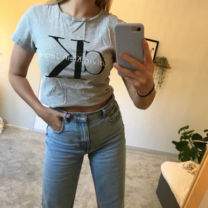 En T-shirt från Calvin Klein  - En T-shirt från Calvin Klein köpt i Tyskland, näst intill aldrig använd och numera kommer den inte till användning för den är lite för liten. Köparen står för frakten💖