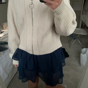 Volangkjol - Supersöt mörkblå volangkjol i toppskick!