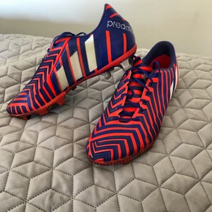 Adidas Predator - Adidas Predator fotbollsskor i storlek 44, till gräs men funkar perfekt för konstgräs. Nypris: 1999kr