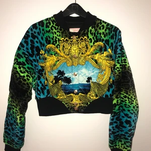 Versace for H&M- använd en gång - Versace for H&M jacka, perfekt skick då den är använd 1 gång och har alltid sedan dess hängt i en garderob. 