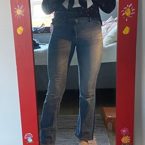 Karen bootcut jeans - Karen bootcut jeans från Lindex. De är i stretchigt material och mid waist. De är använda fåtal gånger. Sitter bra på mig som bär storlek S. Frakten kostar 79 kr ❤️