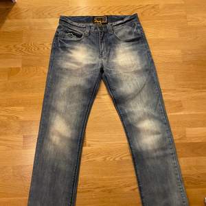 Ett par skit feta jeans med as fet wash på dom men inte direkt min fit. Sitter perfekt längds mässigt på mig som är 188.5 /189. (Privat för fler frågor & Funderingar)