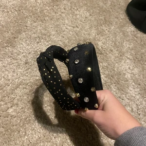 Diadem  - Så fina diadem som tyvärr inte kommer till användning. Ett asballt vadderat med nitar och ett ”vanligt” prickigt med en knut💕 båda är köpta för ca 250kr st💕 hör av er vid intresse💕💕 skickar med frimärken så frakten blir billigare💕💕