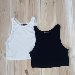 zara basic linne - Två ribbade linnen från Zara i svart och vit. Ställ gärna frågor i chatten!