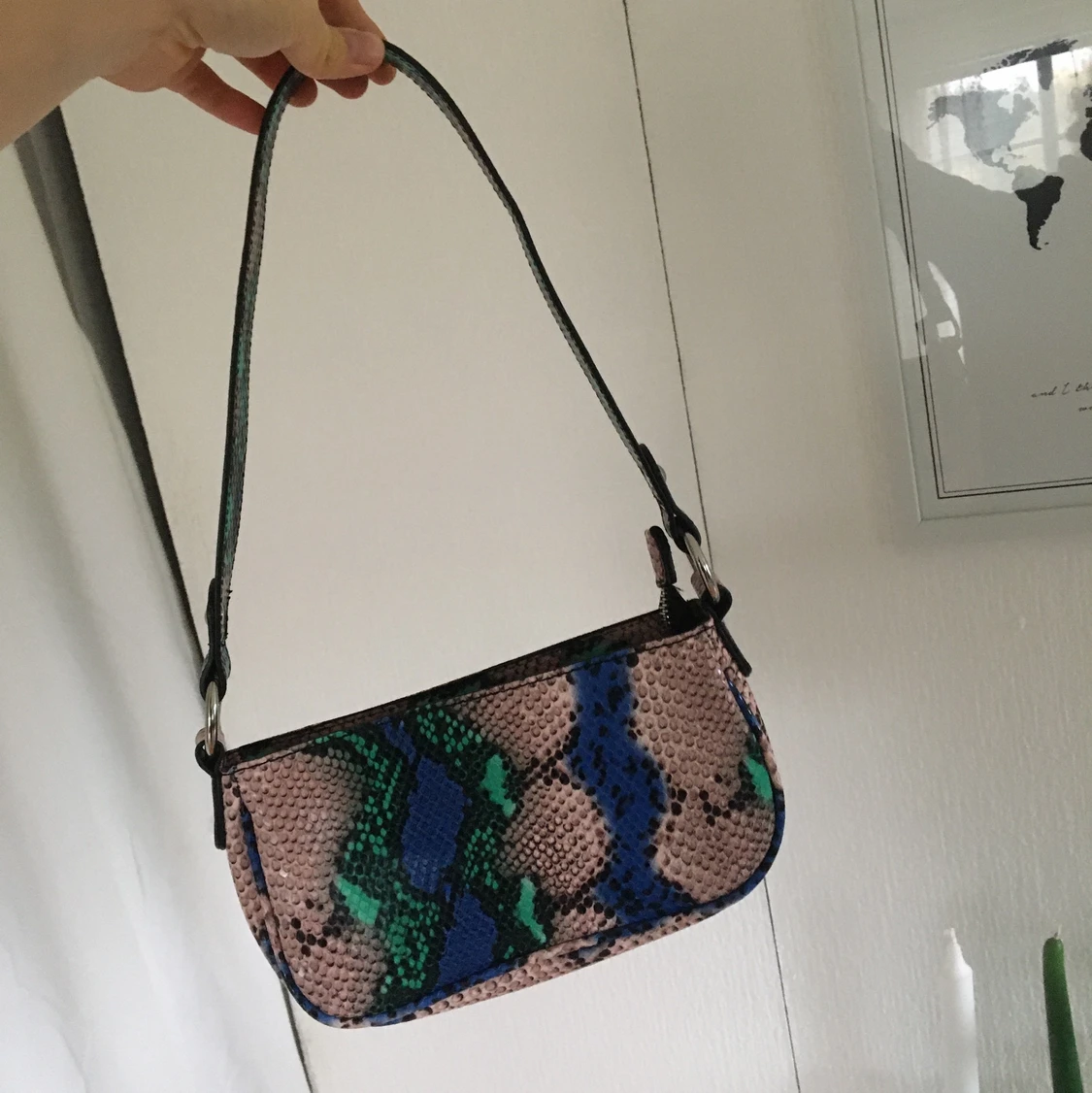 Snake print axelväska