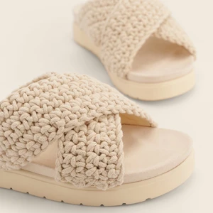 Virkade tofflor - Virkade tofflor från Na-Kd, säljer då dem är för små för mig. Använda i en vecka tills jag märkte att de var för små 🤎                                                                                                                 