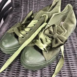 Jättefina ‎udda ‎skor, ‏mjukt ‎tid ‎med ‎satin ‎detalj. ‏färgen ‎är ‎olivgrön ‎och ‎de ‎är ‎knappt ‎använda