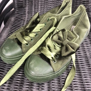 Skor - Jättefina ‎udda ‎skor, ‏mjukt ‎tid ‎med ‎satin ‎detalj. ‏färgen ‎är ‎olivgrön ‎och ‎de ‎är ‎knappt ‎använda