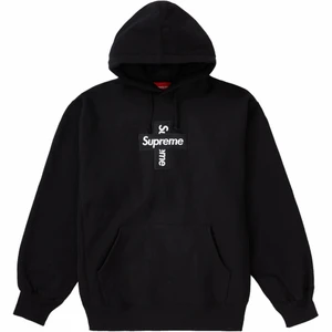 Säljer nu en helt o använd Supreme tröja - Säljer nu en helt oanvänd Supreme cross box logo hoodie🤩 skriv gärna om du vill ha fler bilder!
