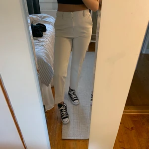 Kostymbyxor  - Beiga kostymbyxor från ginatricot i storlek 38, endast använda en gång💘 200kr plus frakt