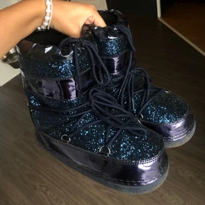 Ella Cruz boots - Kollar intresset på dessa snygga boots då jag inte vet om jag vill ha kvar dom eller sälja. Säljes endast till bra pris eftersom de är väldigt svåra att få tag på. Använt typ tre gånger i vintras så de är så gott som nya!😁 Bud på 1100kr