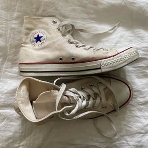 Vita converse  - Frakt kostar 89kr. 