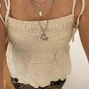 Zara topp - Säljer denna superfina topp från zara💞 Köpt i början av sommaren och i perfekt skick🥰 Skriv vid intresse💙