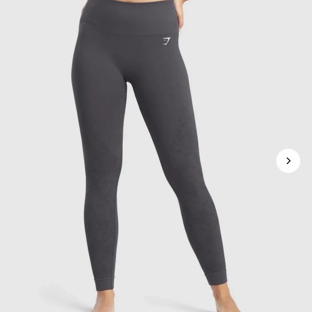 Leggings från gymshark i modellen ”studio leggings” som är helt slutsåld på hemsidan. Färg washed black (mörkgrå) i storlek S. Säljer pga utrensning av garderob; de är bara använda en gång och sen tvättade så i princip i nyskick!     Obs 48 kr frakt är för brev, 66 kr om du vill ha det spårbart . Jeans & Byxor.