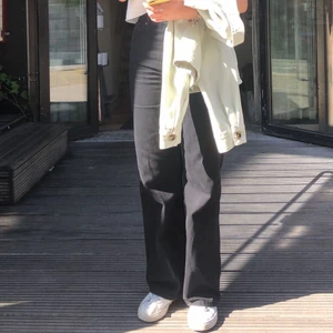 Monki Yoko jeans  - Säljer mina älskade Yoko jeans från Monki då jag vuxit ur de. Älskar dessa byxor, passar perfekt till allt och är supersköna! Sparsamt använda. Köparen står för frakt och betalning via swish🤎⚡️