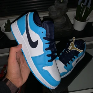 Air Jordan 1 Low “UNC” 🥶 - Air Jordan 1 Low “UNC” 🥶  Storlek: 37.5 och 40 