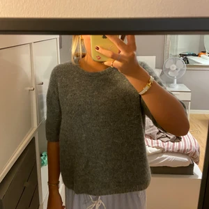 Stickad t shirt  - As najs stickad t- shirt från Lindex💞💞nypris 499kr, ändas andvänd 1 gång!! Köpare står för frakt, 200kr BUDA❤️❤️❤️❤️