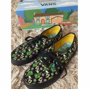 Självlysande Vans sneakers med Simpsons motiv, stl. 38. Endast provade. Sko-låda medföljer.