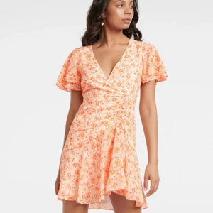 Klänning från Forever New i strl 40 - Klänning som jag aldrig använt (bara prövat) från Forever New, somrigt och fint mönster som är apricos färgat. Storleken är 40 men den satt väldigt tight på mig, skulle säga att den är 38 enligt mig🤎 köparen står för frakt!🤍