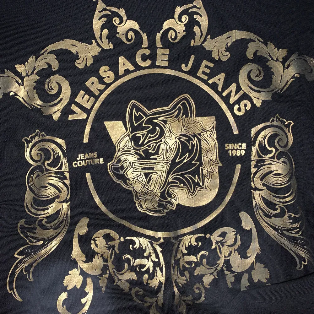 Versace jeans sweatshirt strl M! Svart med guldiga detaljer på bröstet! Inga skador och bra skick mer info i pm! Swish✅ Fraktar📦. Tröjor & Koftor.