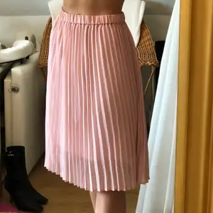 En söt rosa kjol från ”JUST” med insydd underkjol. Som ny!