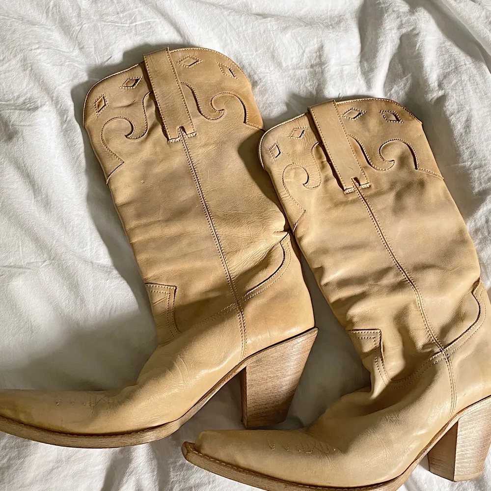 Ett par cowboy boots i storlek 37, skulle dock säga dom är 37,5. Rätt så slitna men tycker det ger sin charm. Först till kvarn som gäller! Ena skon har en större fläck vid sidan av skon. Inget större som man tänker på då det är på innersidan av skon. . Skor.