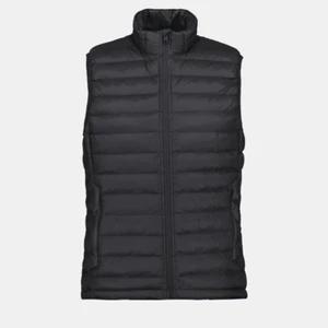 Väst från Everest i strl M - Svart väst från Everest i strl M som passar perfekt nu till hösten! Varm och skön, passar både tjejer och killar, fint skick!🤎 köparen står för frakten!🤍