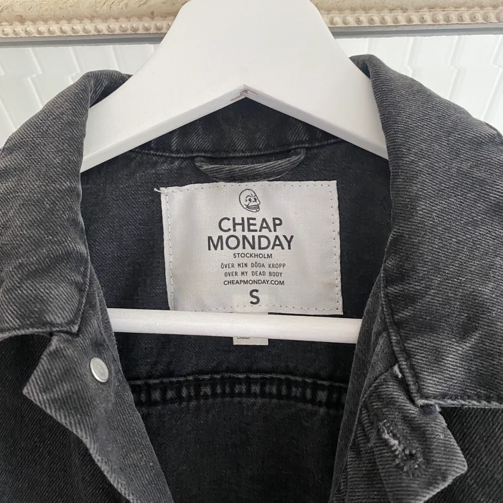 Svart/grå jeans jacka från Cheap Monday i storlek S. Använd 1-2 gånger. . Jackor.