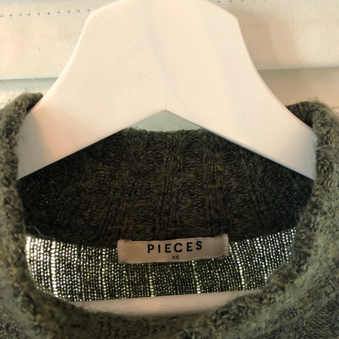 Stickad tröja med slits - 90