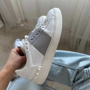 Valentino skor - Säljer nu mina fina valentino skor. Det finns tecken på användning men ändå i bra begagnat skick. Vita med grå lack-detalj. Storlek 39 och känns normala i storlek. 💜