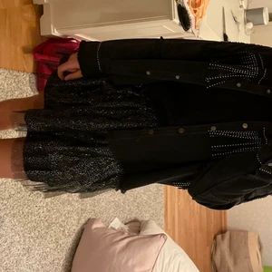 Glittrig kjol - Säljer denna glittriga fina kjol passar xxs-m då den är super stretchig i midjan! Jag har vanligtvis xs. 250kr eller bud 