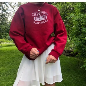 Röd sweatshirt  - Super snygg röd sweatshirt, underbar färg. Men kommer tyvärr inte till användning. Så säljer nu vidare 💕 bud på 220kr!