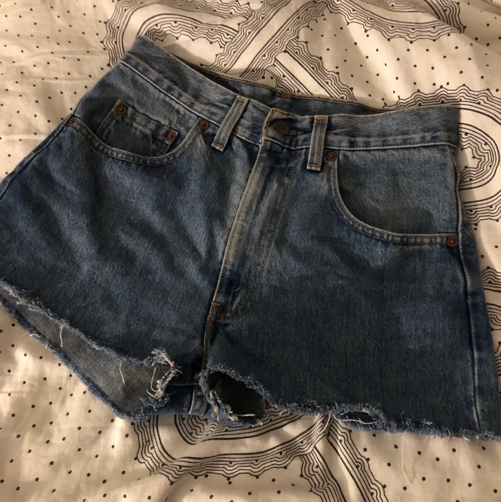 Blåa jeans shorts från Levis. Aldrig använda. Storlek 34. Den ljus bruna lappen har börjat flagna, men annars ser de väldigt fina ut. 50 kronor! . Shorts.