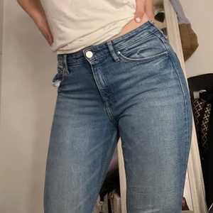 Blåa bootcuts i strl xs/s🥰💞 - SUPER SNYGGA lågmidjade bootcuts som är trendigt just nu!💞☺️De är en blandning mellan mörk och ljus blå men mer åt de ljusa hållet dkulle jag säga🥰💘De är i strl xs men passar även för de som har Small😍✨