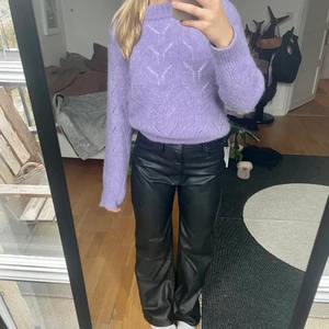 Skinnbyxor - Säljer dessa fakeläder byxor, i bra skick! Perfekta nu till hösten💜😍😍 tar bud från 200