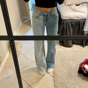Raka jeans zara - Raka tvåfärgade från Zara, storlek 32 men passar 34 också. Jag på bilden är 164cm. 100kr. Köpare står för fraktkostnad 