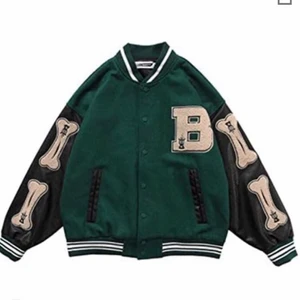 Collagejacka - Skitsnygg collagejacka köpt här på plick som tyvärr inte har kommit till användning, 300kr + frakt😁😁💕💕