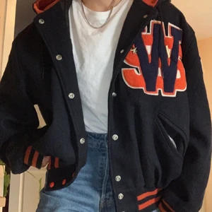 Varsity jacka - Säljer denna jacka som jag köpt här på Plick för en månad sedan!  Jättefint skick bara använd 1 gång utav mig, då det Var inte riktigt var min stil. Köpt för 710kr. Vid intresse kan fler bilder skickas! (Inte mina bilder på annonsen) Jag är 164 och sitter oversized på mig!