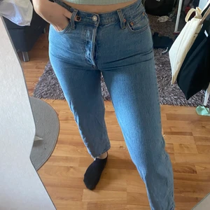 Levi’s jeans - Modellen heter ribcage straight och är knappt använda då de var för korta för mig. Storleken är 26