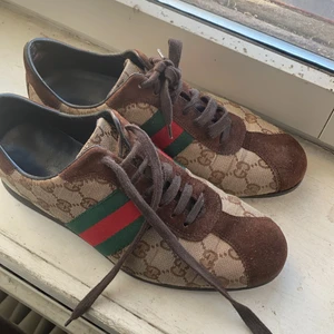 Gucci sneakers köpta på aplace Malmö  - Skit coola knappt använda gucci sneakers köpta på aplace i Malmö STORLEK 37,5 WOMEN ( passar en 38 också )