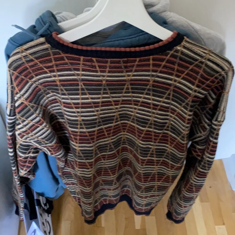 Tröja från Beyond Retro. Den är i fint skick och har aldrig använt den. Den är oversized på mig som vanligtvis är S/M. . Stickat.