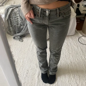 Gråa lågmidjade jeans - Jättesnygga gråa Levis 511 som är jättelika de ifrån zara 🙌🙌 Lågmidjade W28L32 men uppsydda så passar någon som är 160 som mig 💘💘 Skulle säga de motsvarar en 34. Bra skick, köpare står för frakt! Direktpris 400+frakt 