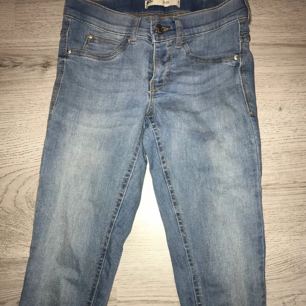 Jeansen är använda några gånger men är i fint skick, storleken är S. Köparen står för frakten☺️. Jeans & Byxor.