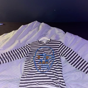 Comme des garcons tröja - Comme des garcons tröja köpt på herrjudit. Storlek small. Nypris är ca 2000