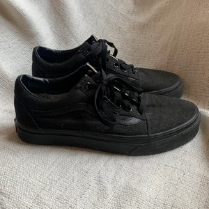 Helsvarta vans  - Svarta Vans köpta i USA. Använt men fint skick, inga skavanker. De är lite dammiga på bilderna då de stått i en garderob. Rengörs vid köp! Storlek 38