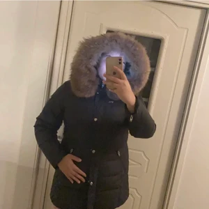 VINTERJACKA I BRA SKICK!  - ORD PRIS 4000kr. Skicket är väldigt bra! Passar mig väl men är just nu lite tajt, fast den är lite liten i storleken. (Kan skicka extra foton vid privat önskning) Har haft den snart i över 2 år.                                                                                Har gått sönder lite vid insidan men det har fixats hos en skräddare väldigt väl! Priset kan också diskuteras vid snabb affär. (ifall att mötas upp inte går, då ingår leverans i detta) 