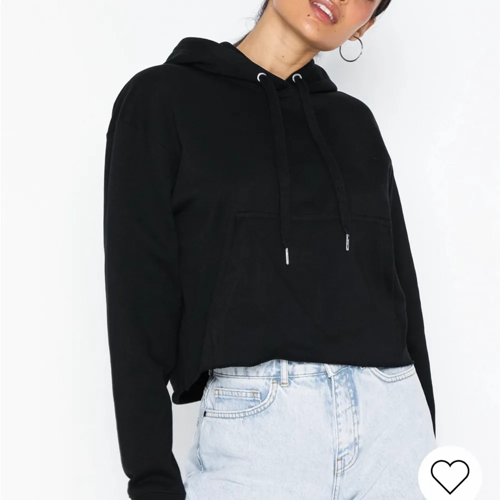 Säljer denna galet coola Calvin Klein hoodien med det coolaste trycket jag sett! Storlek M och är även lite croppad. Ordinarie pris ligger på 1100kr, hör av dig om du undrar något❤️. Tröjor & Koftor.